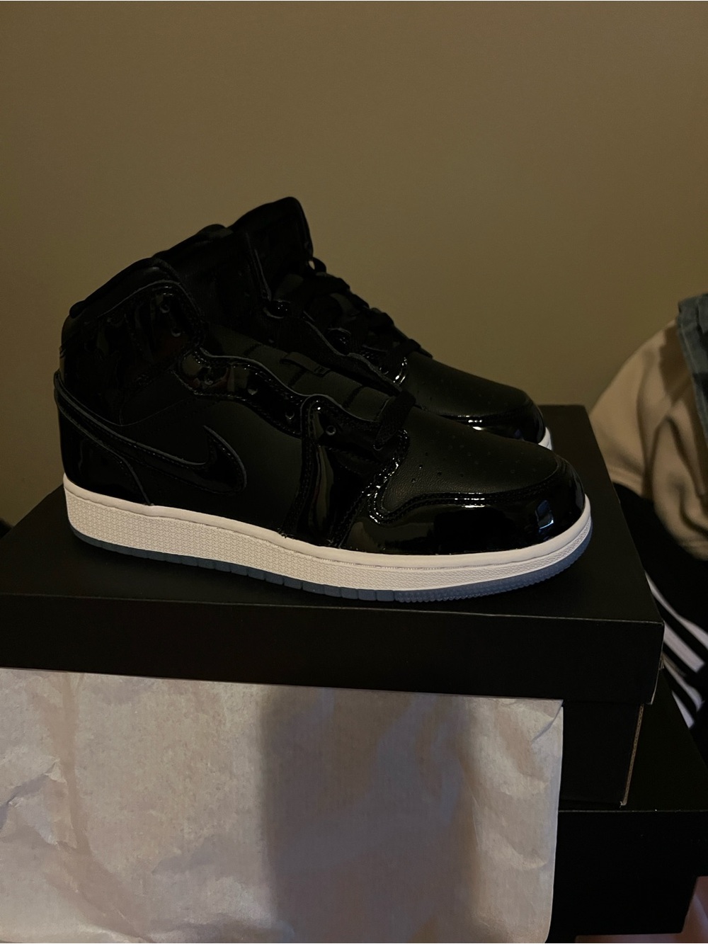 Nike High-Top Sneakers in Black with White Sole Space Jam Air Jordan Mid 1